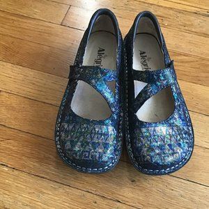 ALEGRIA 321W METALLIC CLOGS. 37.